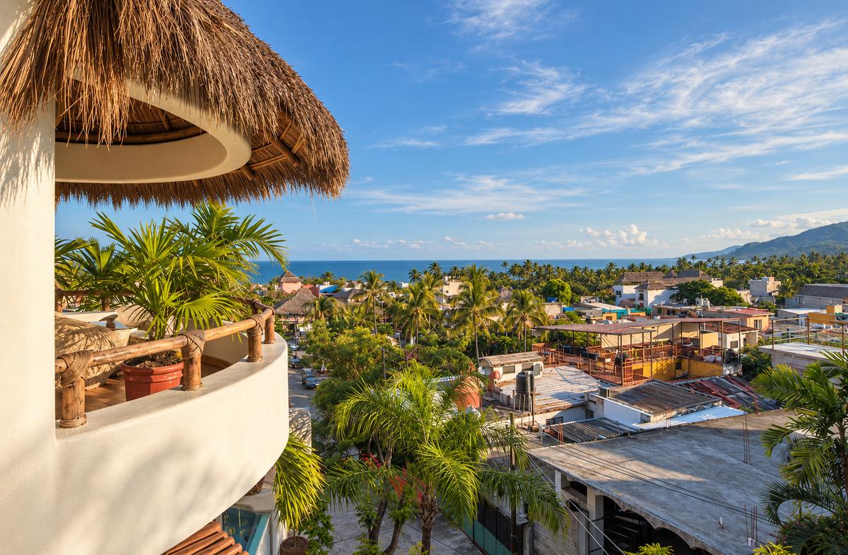 Vista al pueblo y al mar desde el balcón