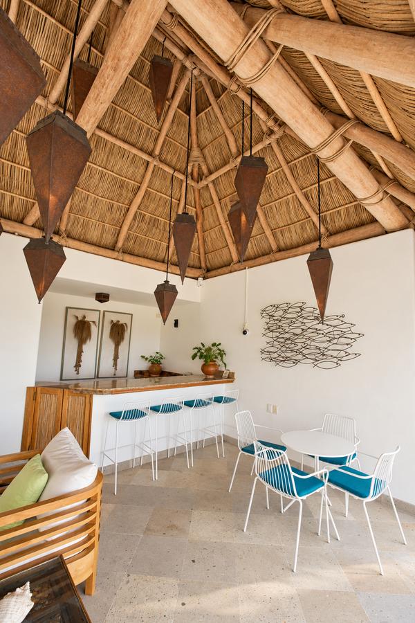 Barra bajo la palapa de la azotea
