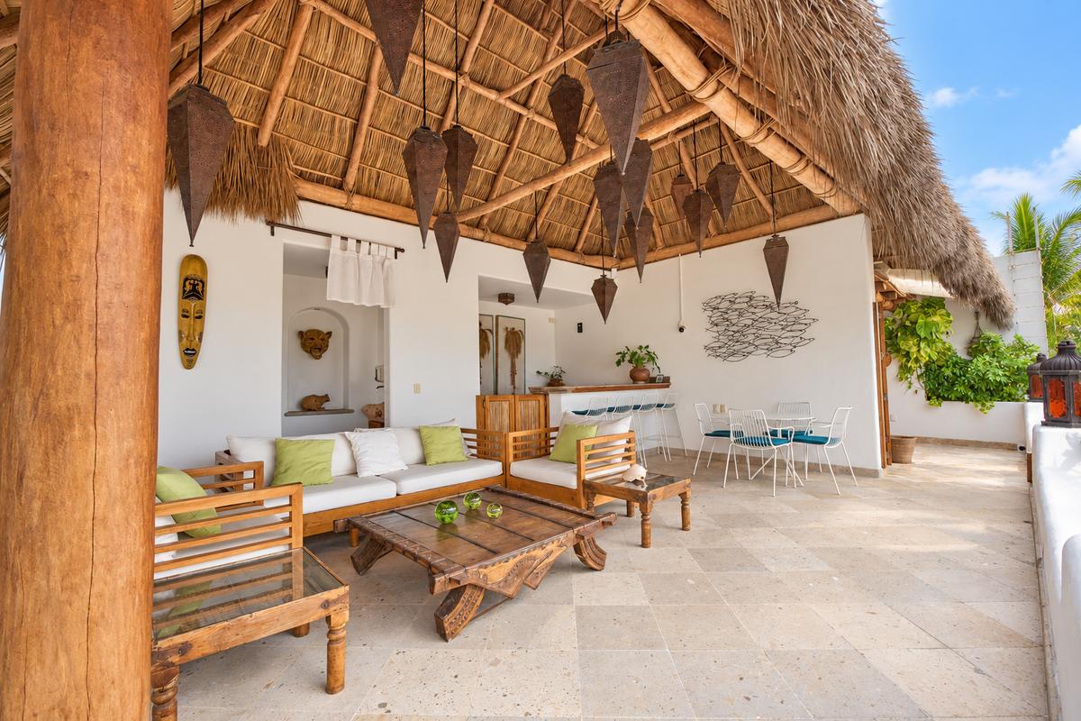 Sala bajo la palapa de la azotea
