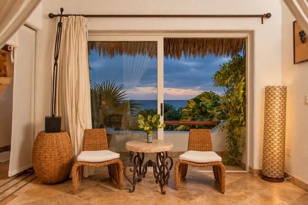 Terraza de la Suite Agua con vista parcial al mar