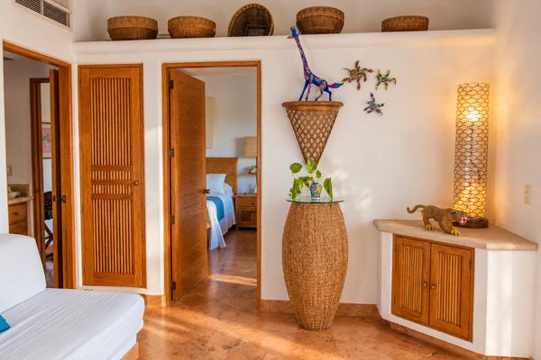 Interior de la Master Suite Flores con artesanía mexicana