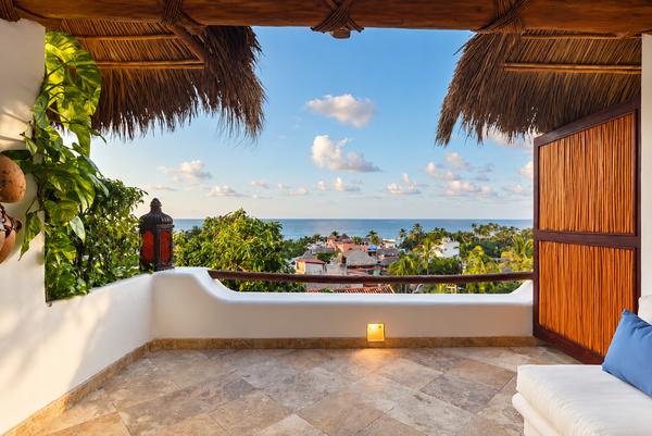 Terraza de la Suite Palapa con vista al mar