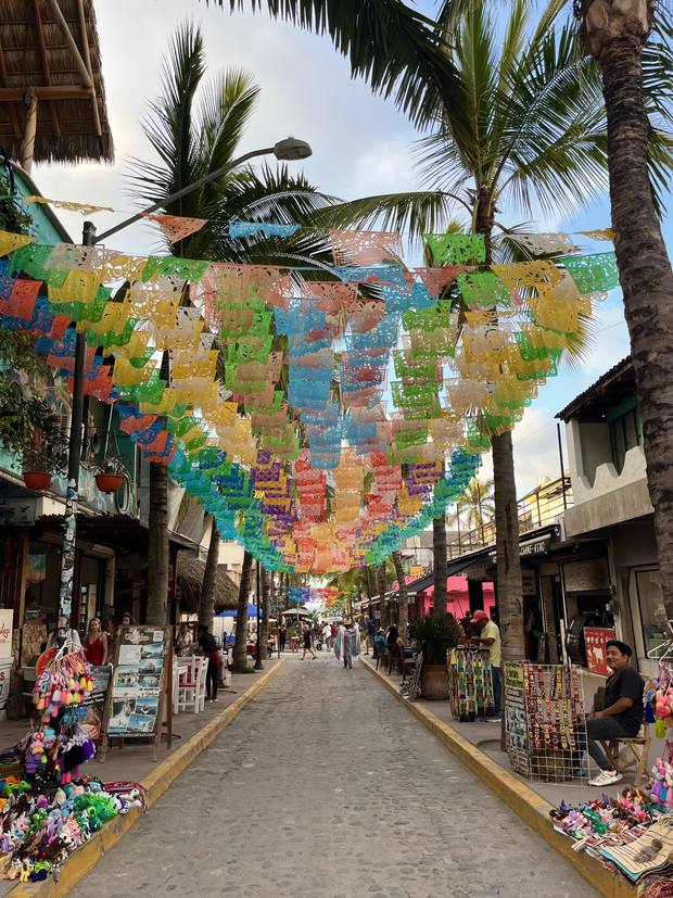 La plaza, a media cuadra